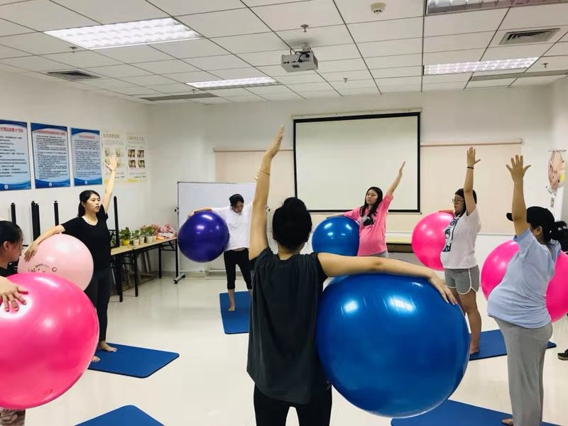 了解产前准备，学习孕期瑜伽，这里的孕妈课堂好热闹