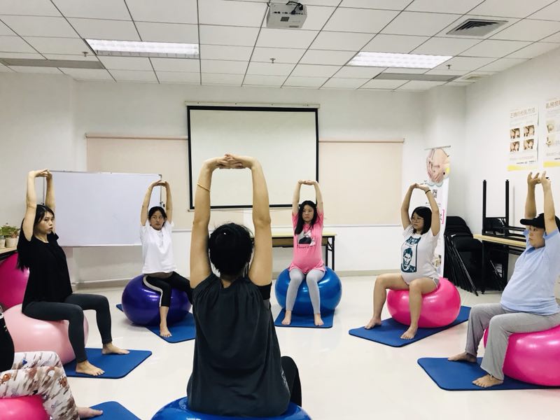 了解产前准备，学习孕期瑜伽，这里的孕妈课堂好热闹