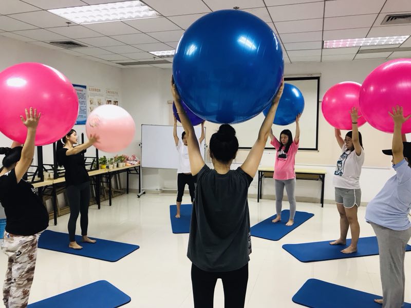 了解产前准备，学习孕期瑜伽，这里的孕妈课堂好热闹