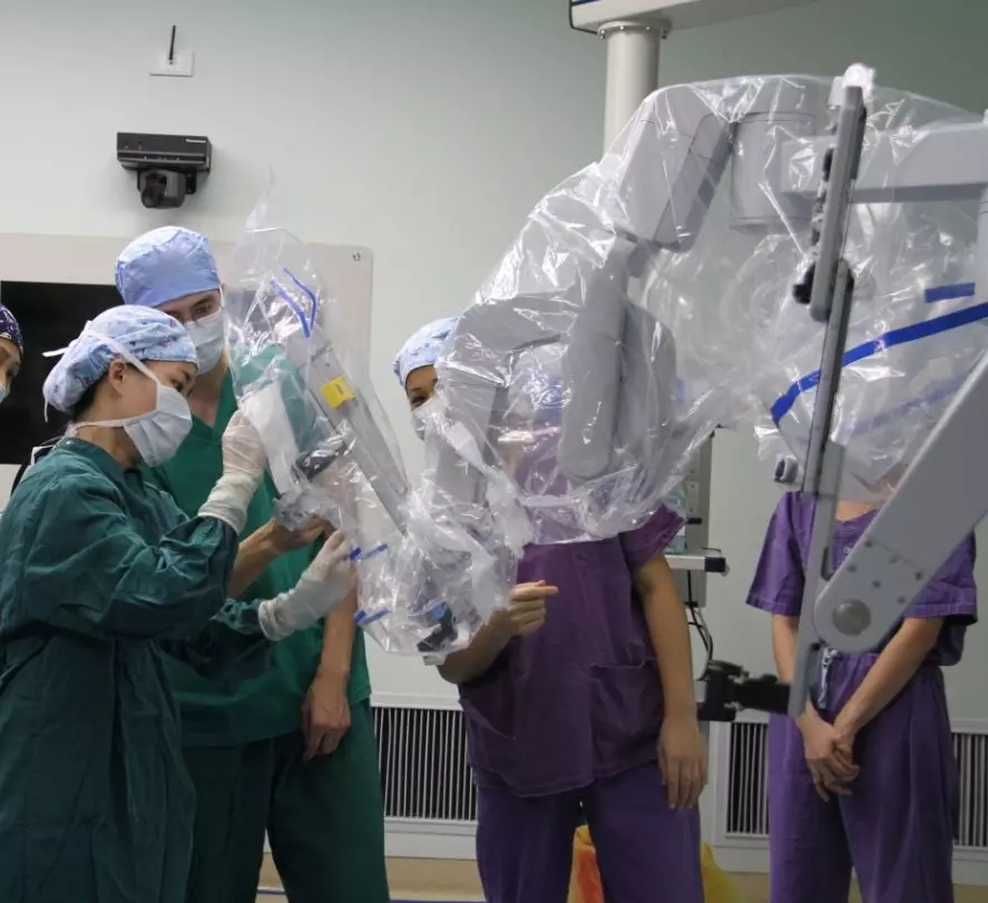 金沙洲医院成功开展首台达芬奇机器人手术,跨入“机器人时代”!