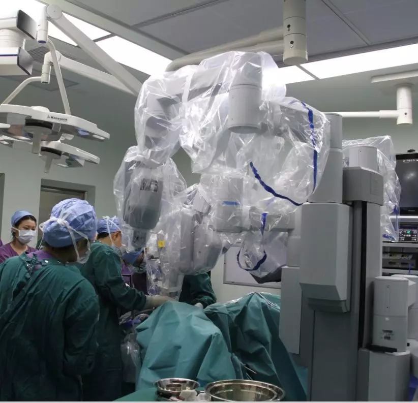 金沙洲医院成功开展首台达芬奇机器人手术,跨入“机器人时代”!