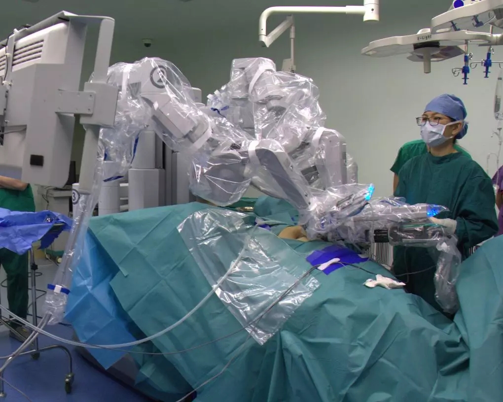 金沙洲医院成功开展首台达芬奇机器人手术,跨入“机器人时代”!