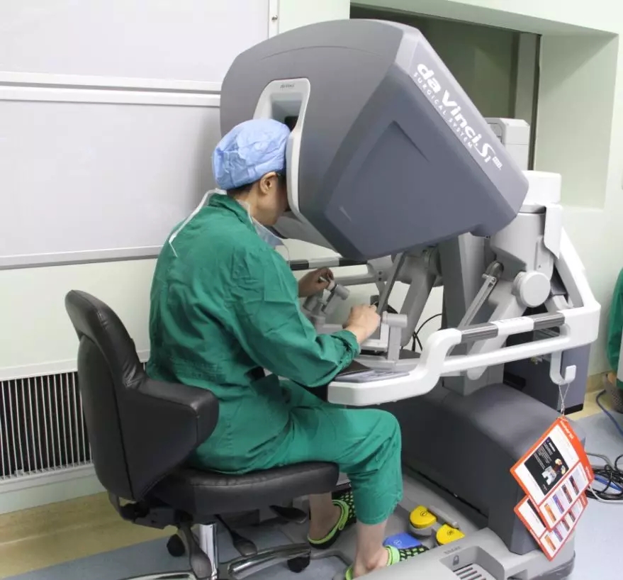 金沙洲医院成功开展首台达芬奇机器人手术,跨入“机器人时代”!