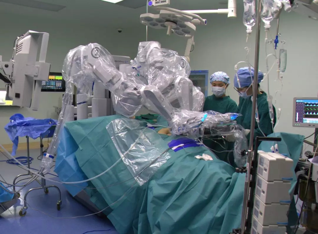金沙洲医院成功开展首台达芬奇机器人手术,跨入“机器人时代”!