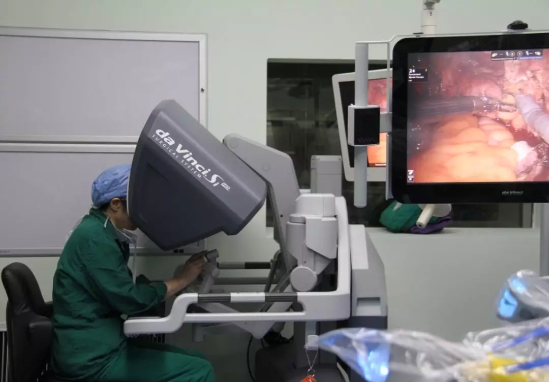 金沙洲医院成功开展首台达芬奇机器人手术,跨入“机器人时代”!