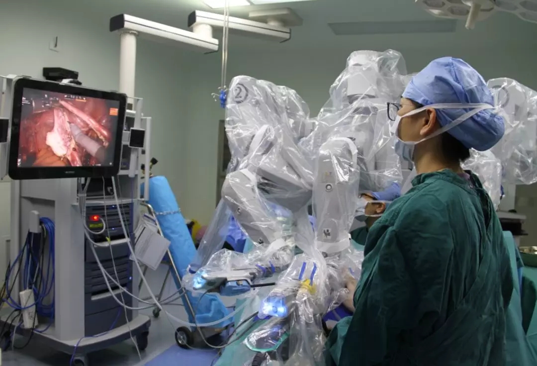 金沙洲医院成功开展首台达芬奇机器人手术,跨入“机器人时代”!